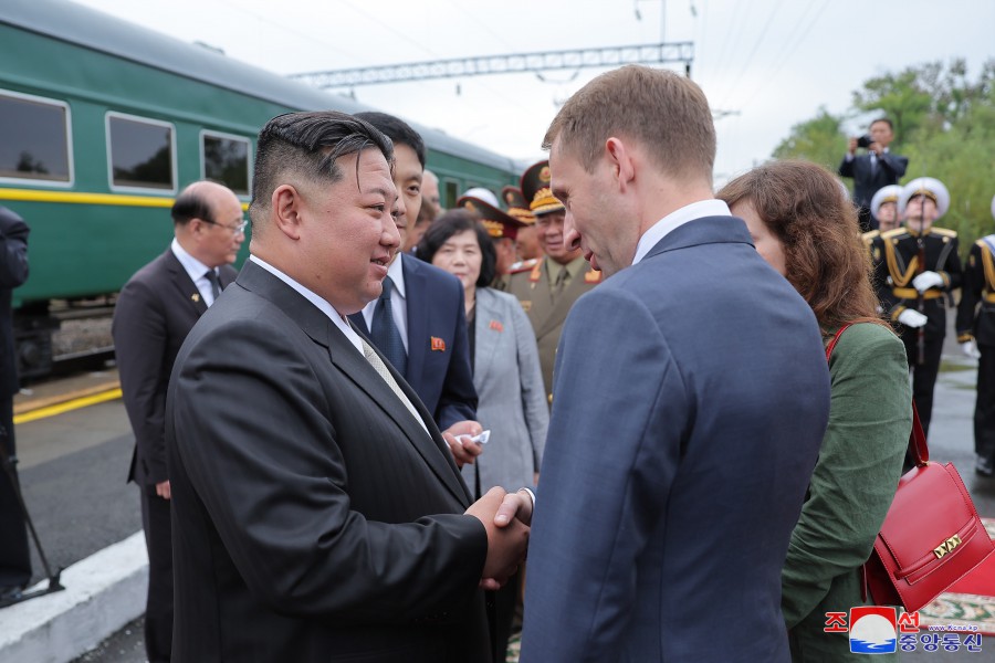조선로동당 총비서이시며 조선민주주의인민공화국 국무위원장이신 경애하는 김정은동지께서 로씨야련방에 대한 공식친선방문을 마치시고 귀로에 오르시였다