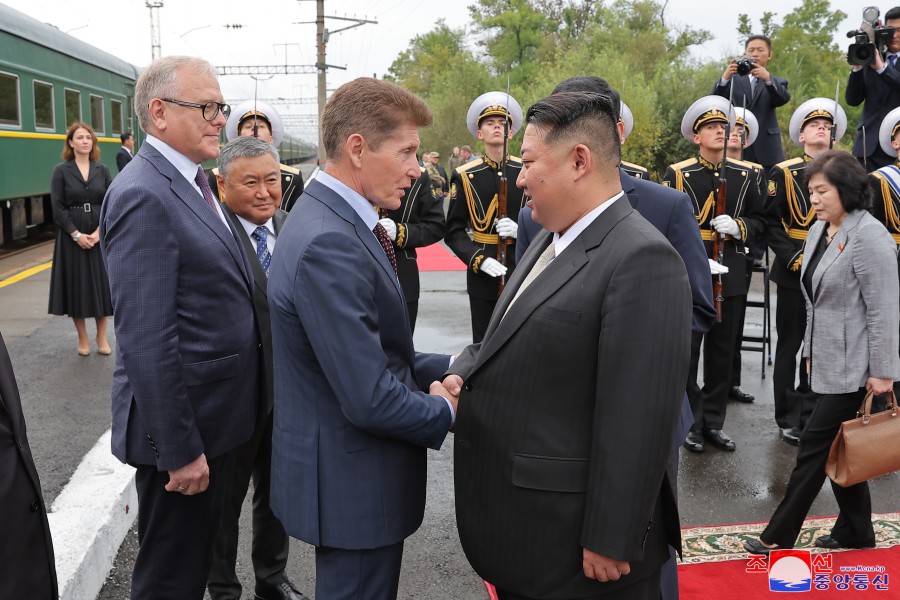 조선로동당 총비서이시며 조선민주주의인민공화국 국무위원장이신 경애하는 김정은동지께서 로씨야련방에 대한 공식친선방문을 마치시고 귀로에 오르시였다
