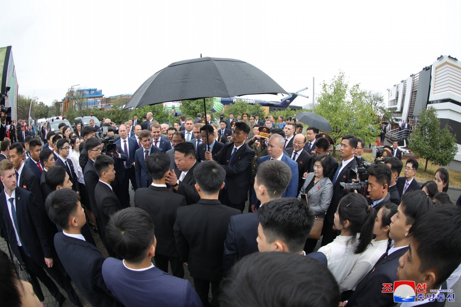 조선로동당 총비서이시며 조선민주주의인민공화국 국무위원장이신 경애하는 김정은동지께서 로씨야련방 울라지보스또크시의 여러 대상들을 참관하시였다