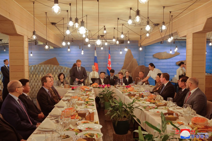 조선로동당 총비서이시며 조선민주주의인민공화국 국무위원장이신 경애하는 김정은동지께서 로씨야련방 울라지보스또크시의 여러 대상들을 참관하시였다