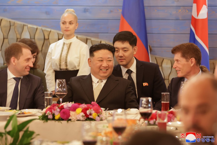 조선로동당 총비서이시며 조선민주주의인민공화국 국무위원장이신 경애하는 김정은동지께서 로씨야련방 울라지보스또크시의 여러 대상들을 참관하시였다