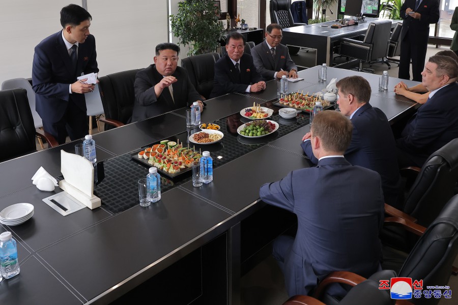 조선로동당 총비서이시며 조선민주주의인민공화국 국무위원장이신 경애하는 김정은동지께서 로씨야련방 울라지보스또크시의 여러 대상들을 참관하시였다