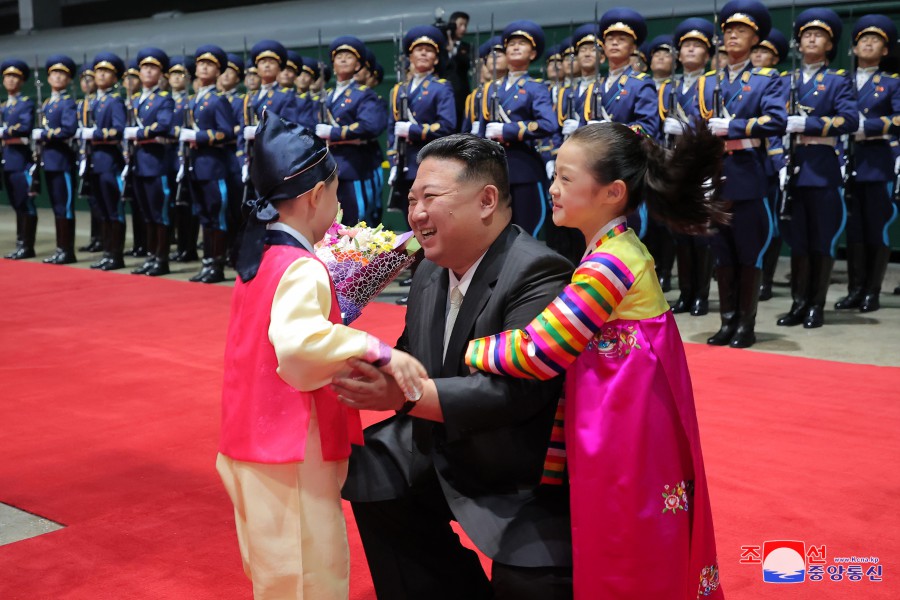 조선로동당 총비서이시며 조선민주주의인민공화국 국무위원장이신 경애하는 김정은동지께서 평양에 도착하시였다