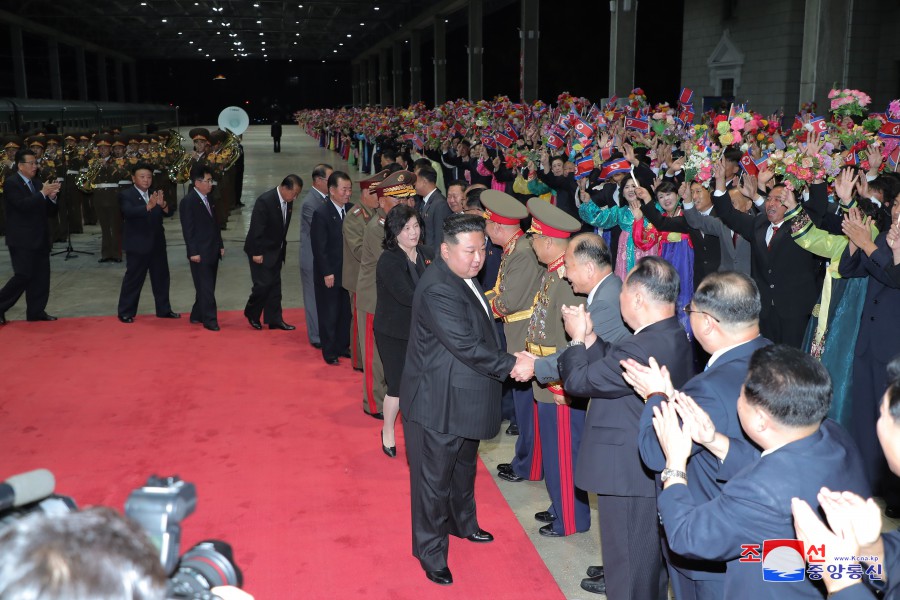 조선로동당 총비서이시며 조선민주주의인민공화국 국무위원장이신 경애하는 김정은동지께서 평양에 도착하시였다