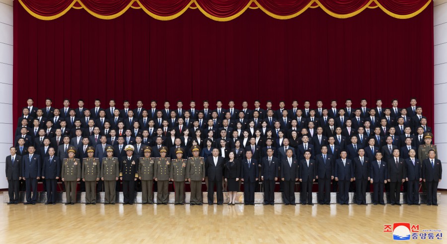 경애하는 김정은동지께서 로씨야련방방문을 수행한 대표단성원들과 기념사진을 찍으시였다