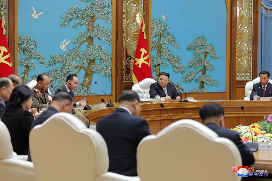 조선로동당 중앙위원회 제8기 제16차 정치국회의 진행