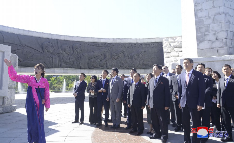 外国驻朝外交使团成员参观建党纪念塔