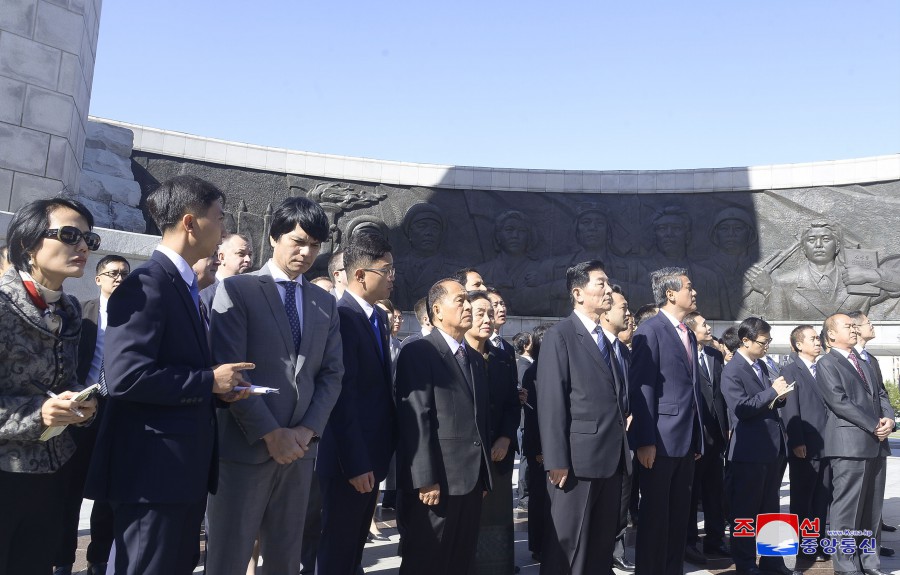外国驻朝外交使团成员参观建党纪念塔