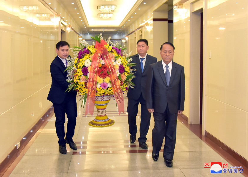 敬爱的金正恩同志收到老挝人民革命党中央总书记、老挝人民民主共和国主席送来的花篮