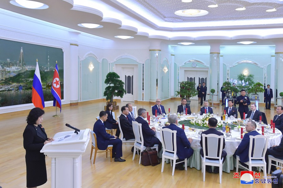 조선민주주의인민공화국 정부가 로씨야련방 외무상을 환영하여 연회 마련