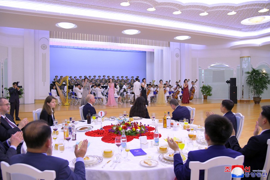 조선민주주의인민공화국 정부가 로씨야련방 외무상을 환영하여 연회 마련