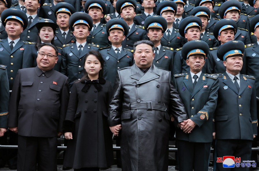 경애하는 김정은동지께서 국가항공우주기술총국을 찾으시여 정찰위성발사성공에 공헌한 과학자,기술자들과 함께 기념사진을 찍으시였다