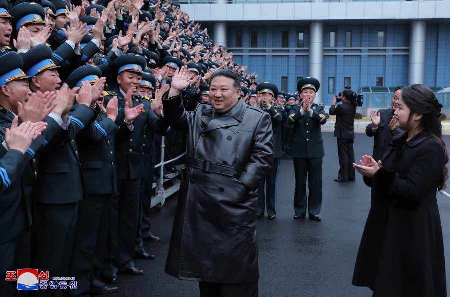 경애하는 김정은동지께서 국가항공우주기술총국을 찾으시여 정찰위성발사성공에 공헌한 과학자,기술자들과 함께 기념사진을 찍으시였다