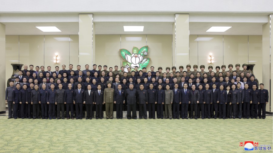 경애하는 김정은동지께서 비상설위성발사준비위원회 성원들을 만나시고 기념사진을 찍으시였다