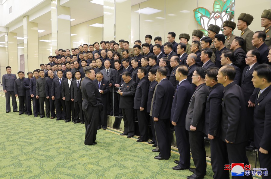 경애하는 김정은동지께서 비상설위성발사준비위원회 성원들을 만나시고 기념사진을 찍으시였다