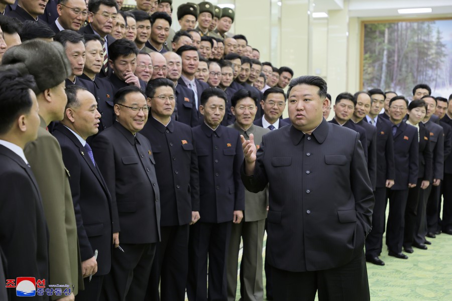 경애하는 김정은동지께서 비상설위성발사준비위원회 성원들을 만나시고 기념사진을 찍으시였다