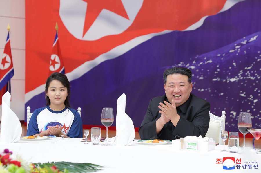 정찰위성발사성공을 경축하는 연회 진행