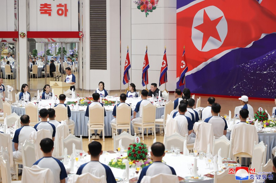 정찰위성발사성공을 경축하는 연회 진행