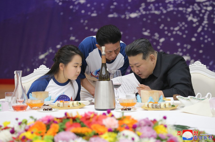 정찰위성발사성공을 경축하는 연회 진행
