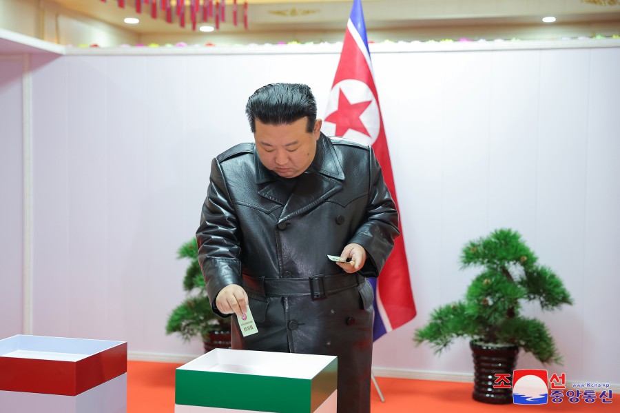 경애하는 김정은동지께서 도,시,군인민회의 대의원선거에 참가하시였다