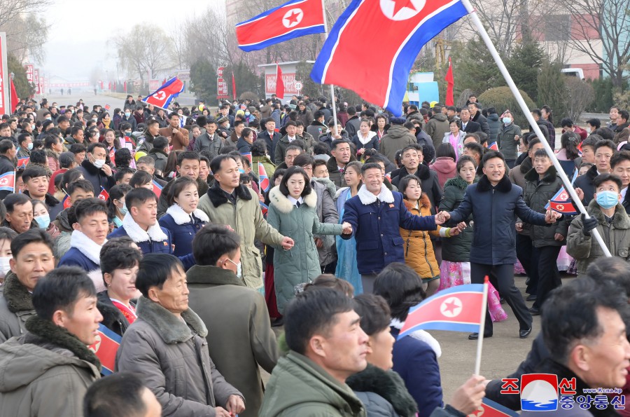 경애하는 김정은동지께서 도,시,군인민회의 대의원선거에 참가하시였다