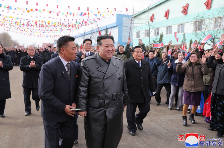 경애하는 김정은동지께서 도,시,군인민회의 대의원선거에 참가하시였다