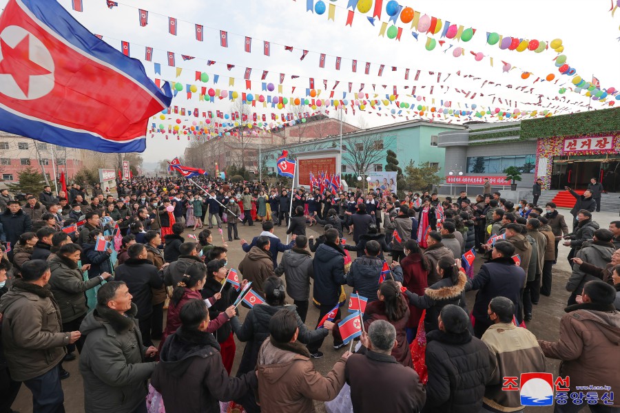 경애하는 김정은동지께서 도,시,군인민회의 대의원선거에 참가하시였다