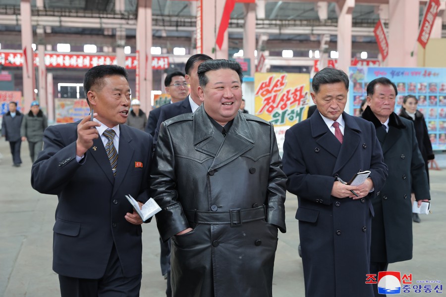 경애하는 김정은동지께서 룡성기계련합기업소를 현지지도하시였다