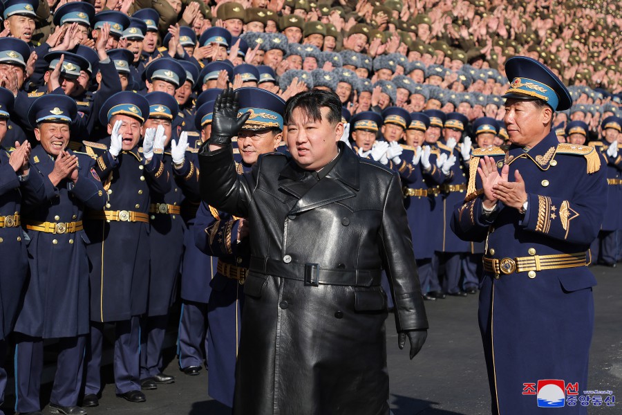 경애하는 김정은동지께서 항공절에 즈음하여 조선인민군 공군사령부와 제１공군사단 비행련대를 축하방문하시였다