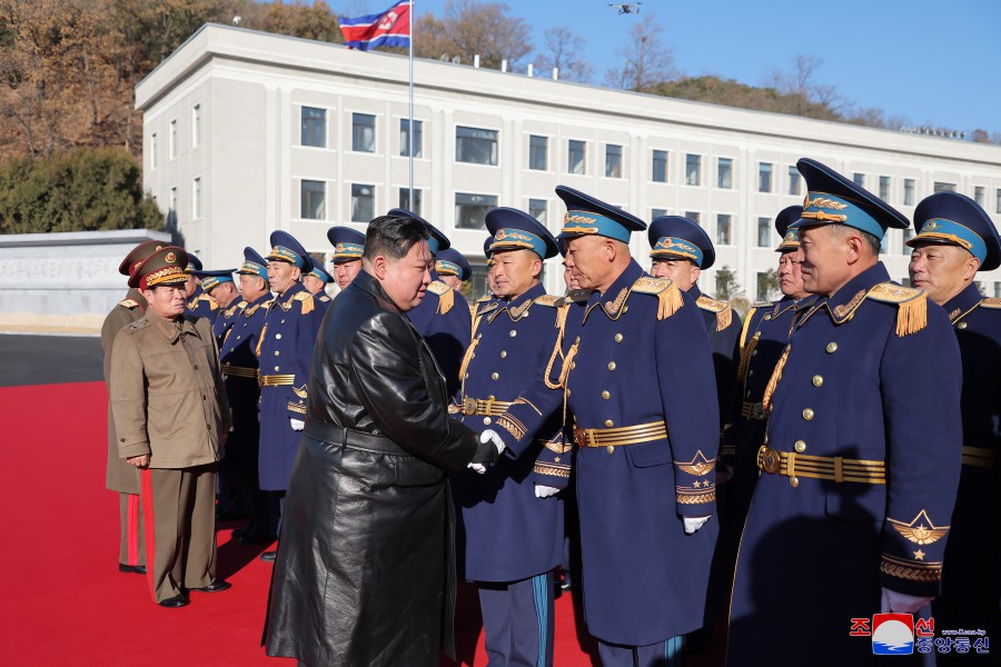 경애하는 김정은동지께서 항공절에 즈음하여 조선인민군 공군사령부와 제１공군사단 비행련대를 축하방문하시였다