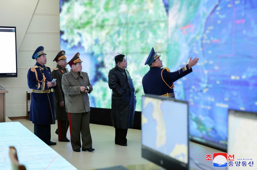 경애하는 김정은동지께서 항공절에 즈음하여 조선인민군 공군사령부와 제１공군사단 비행련대를 축하방문하시였다