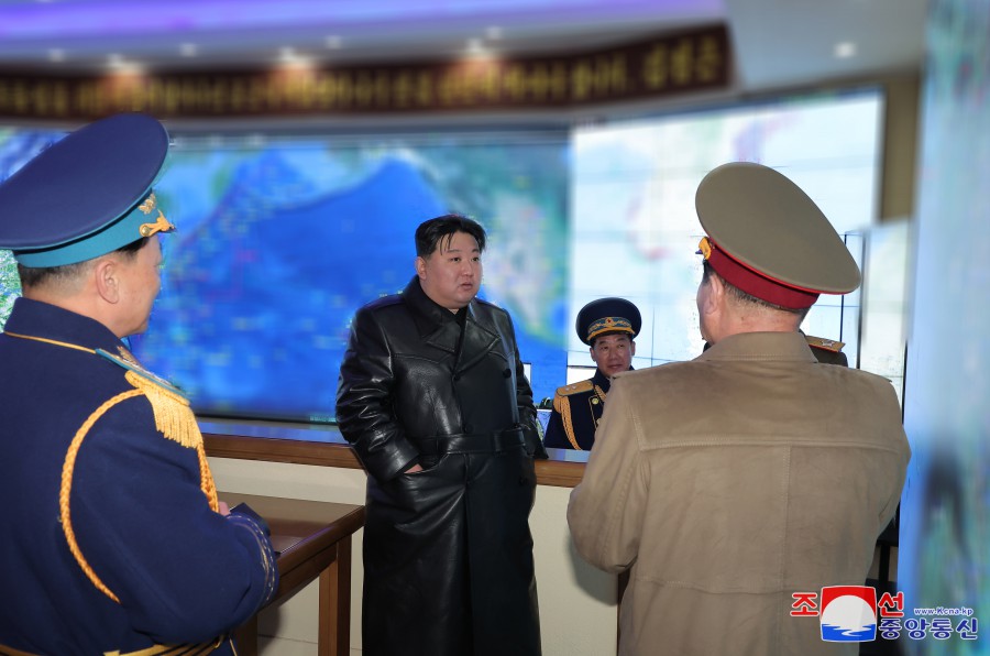 경애하는 김정은동지께서 항공절에 즈음하여 조선인민군 공군사령부와 제１공군사단 비행련대를 축하방문하시였다