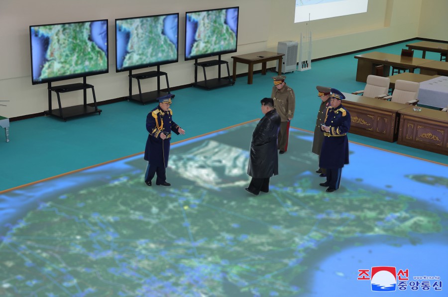 경애하는 김정은동지께서 항공절에 즈음하여 조선인민군 공군사령부와 제１공군사단 비행련대를 축하방문하시였다