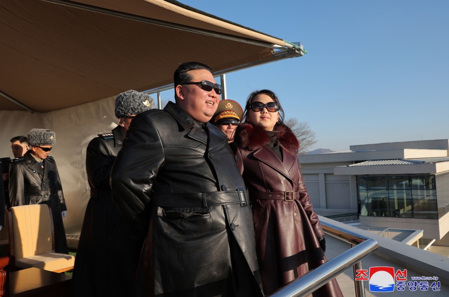경애하는 김정은동지께서 항공절에 즈음하여 조선인민군 공군사령부와 제１공군사단 비행련대를 축하방문하시였다