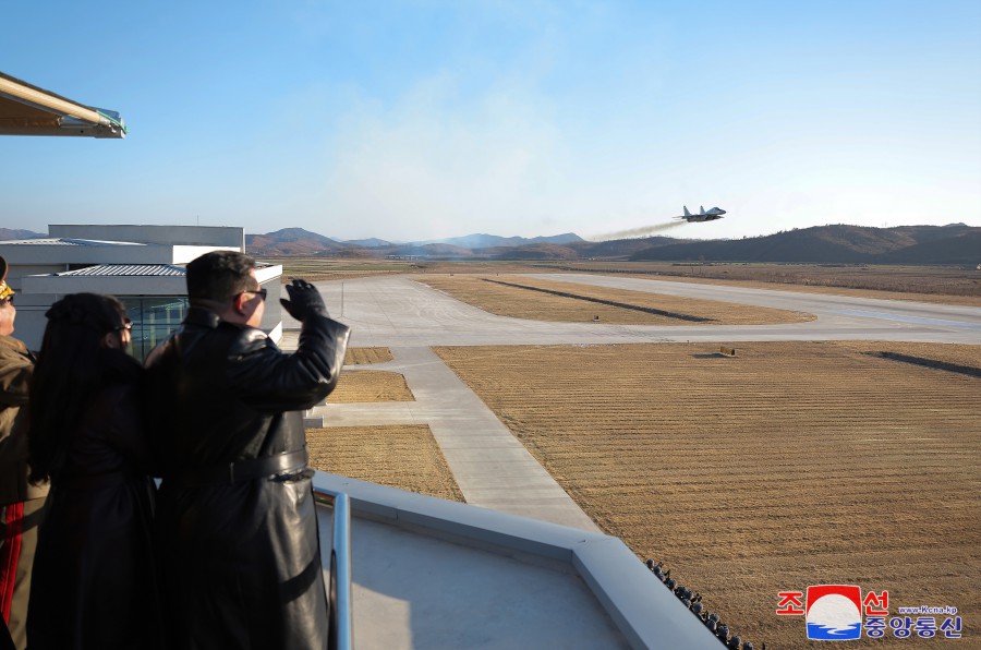 경애하는 김정은동지께서 항공절에 즈음하여 조선인민군 공군사령부와 제１공군사단 비행련대를 축하방문하시였다