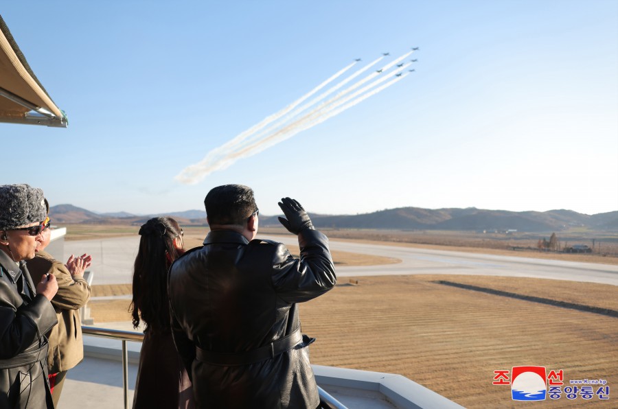 경애하는 김정은동지께서 항공절에 즈음하여 조선인민군 공군사령부와 제１공군사단 비행련대를 축하방문하시였다