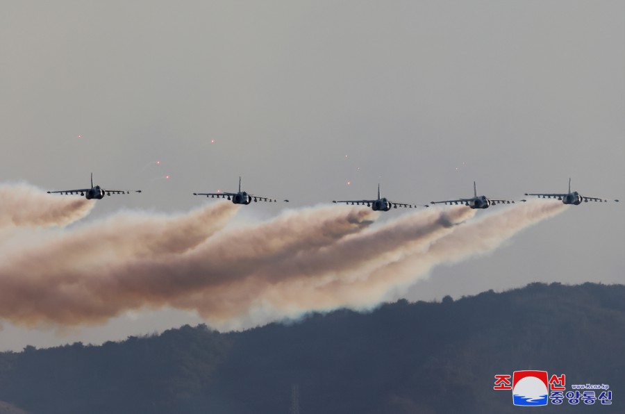 경애하는 김정은동지께서 항공절에 즈음하여 조선인민군 공군사령부와 제１공군사단 비행련대를 축하방문하시였다