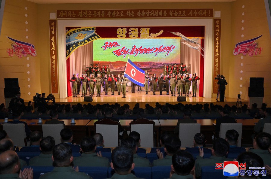 경애하는 김정은동지께서 항공절에 즈음하여 조선인민군 공군사령부와 제１공군사단 비행련대를 축하방문하시였다