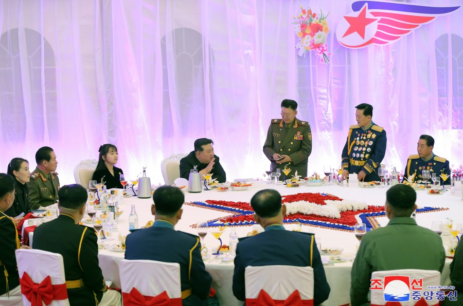 경애하는 김정은동지께서 항공절에 즈음하여 조선인민군 공군사령부와 제１공군사단 비행련대를 축하방문하시였다