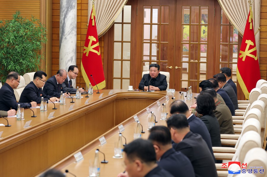 조선로동당 중앙위원회 제8기 제17차 정치국회의 진행