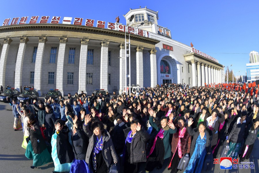 第５次全国母亲大会参加者抵达平壤