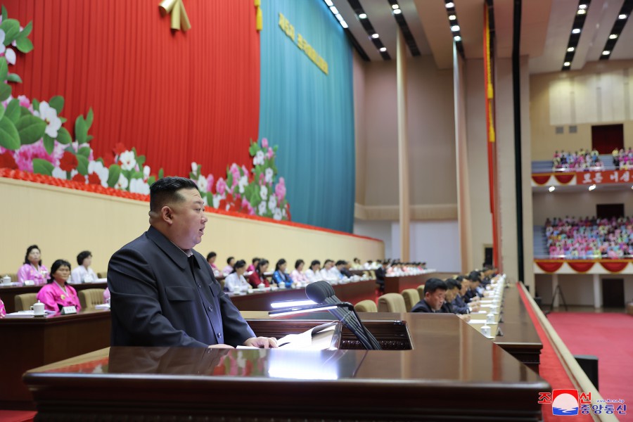경애하는 김정은동지께서 제5차 전국어머니대회에서 강령적인 연설 《가정과 사회앞에 지닌 어머니의 본분에 대하여》를 하시였다
