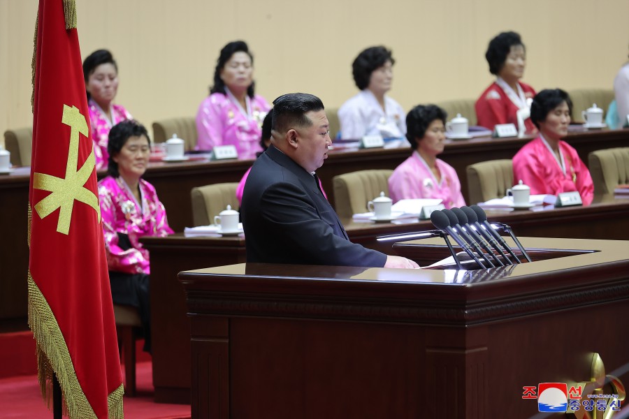 경애하는 김정은동지께서 제5차 전국어머니대회에서 강령적인 연설 《가정과 사회앞에 지닌 어머니의 본분에 대하여》를 하시였다
