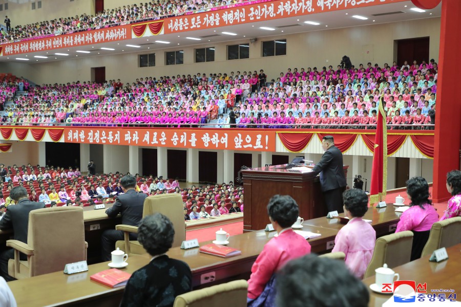 경애하는 김정은동지께서 제5차 전국어머니대회에서 강령적인 연설 《가정과 사회앞에 지닌 어머니의 본분에 대하여》를 하시였다