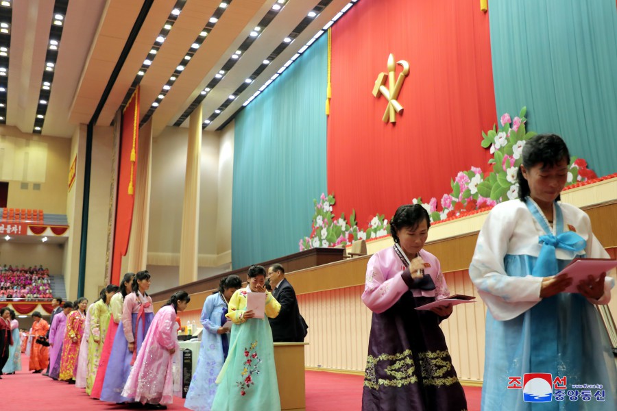 朝鲜劳动党中央委员会送给第五次全国母亲大会与会者的礼物转达仪式举行