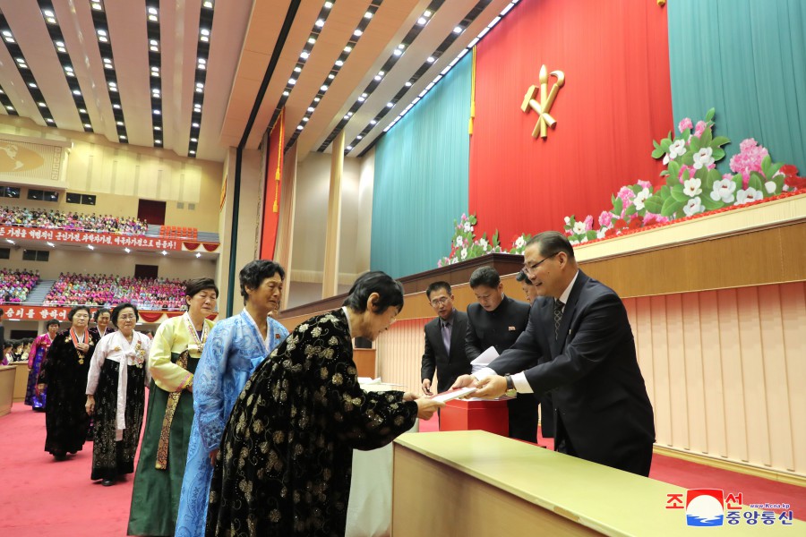 朝鲜劳动党中央委员会送给第五次全国母亲大会与会者的礼物转达仪式举行