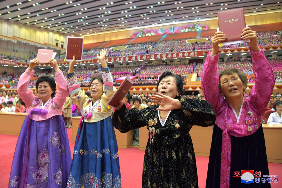 朝鲜劳动党中央委员会送给第五次全国母亲大会与会者的礼物转达仪式举行