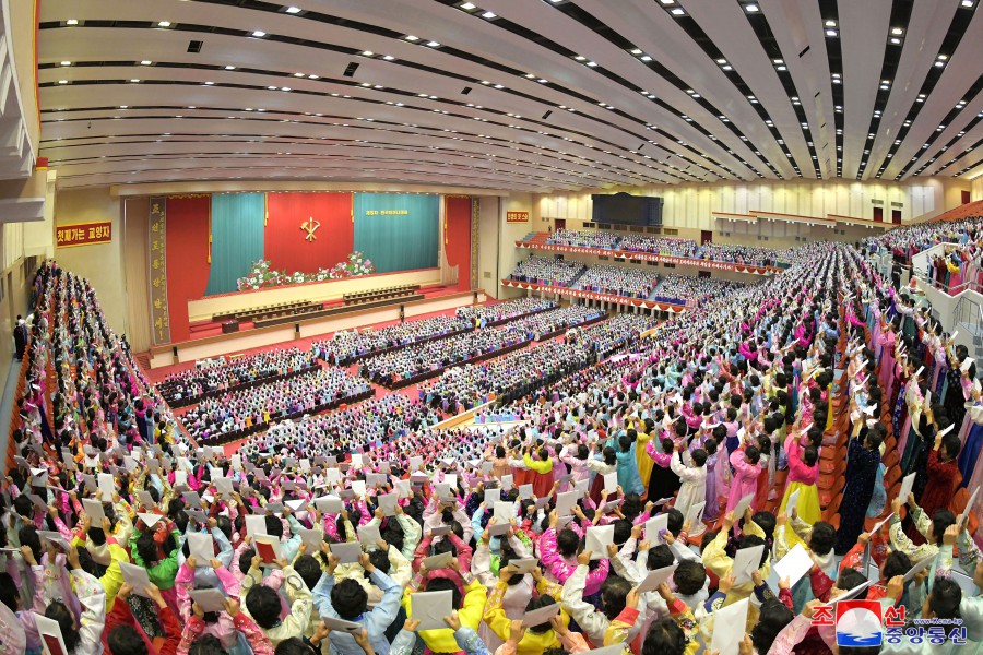 朝鲜劳动党中央委员会送给第五次全国母亲大会与会者的礼物转达仪式举行