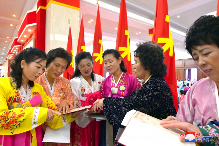 朝鲜劳动党中央委员会送给第五次全国母亲大会与会者的礼物转达仪式举行