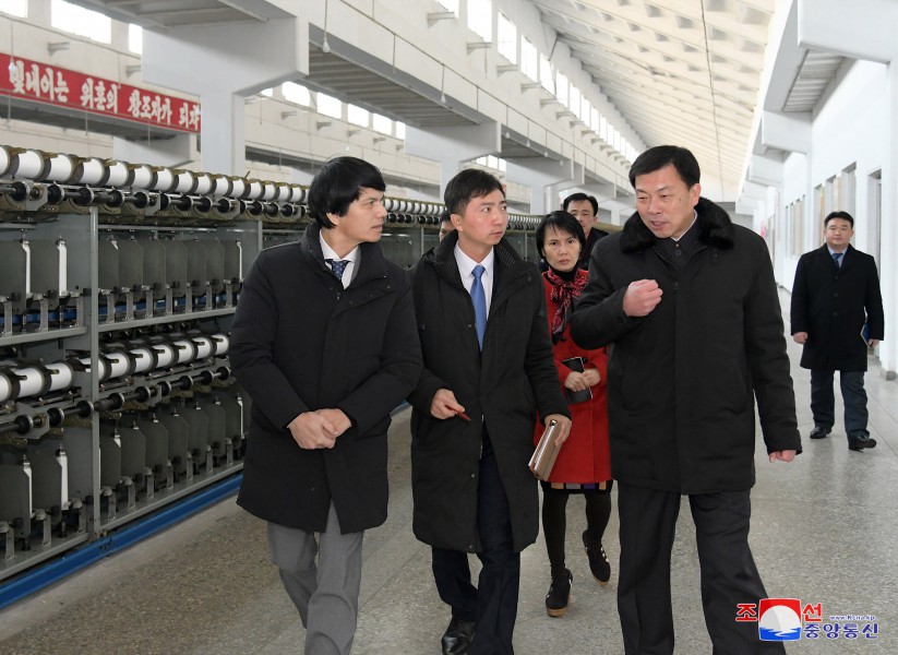 Miembros de embajada vietnamita visitan Fábrica Textil Kim Jong Suk de Pyongyang